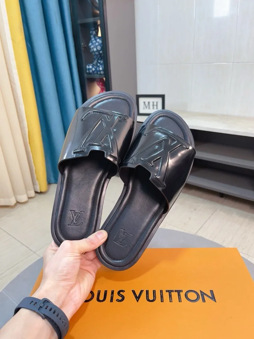 Men's men's shoes 💰360🌸🌸LV medium men's spring and summer slippers counter synchronization. The uppers are imported from Italy with open edge beads and color-changing logo graphics. High-quality craftsmanship. Soles: Original soles specially provided by the original factory. Exclusive molded soles are super comfortable. Original factory single goods. 🔍🔍High quality. You can enter and exit the counter at will. Welcome to compare. Size 38-45